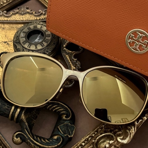 TORY BURCH • Wood Engraved Mirrored Cat Eye Sunglasses Includes Case - Picture 8 of 8